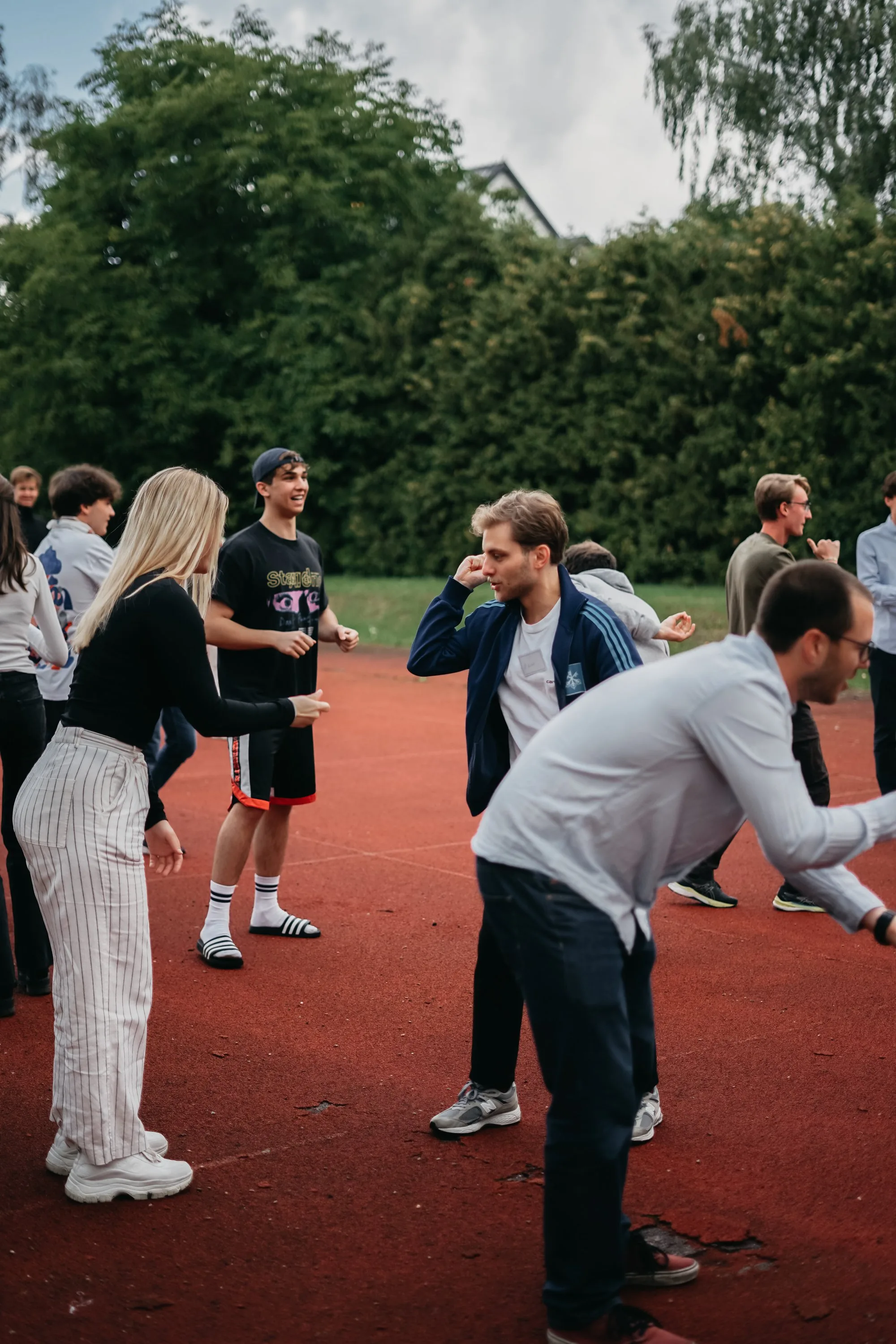 Bootcamp-Teilnehmende bei einer Gruppenaktivität im Freien