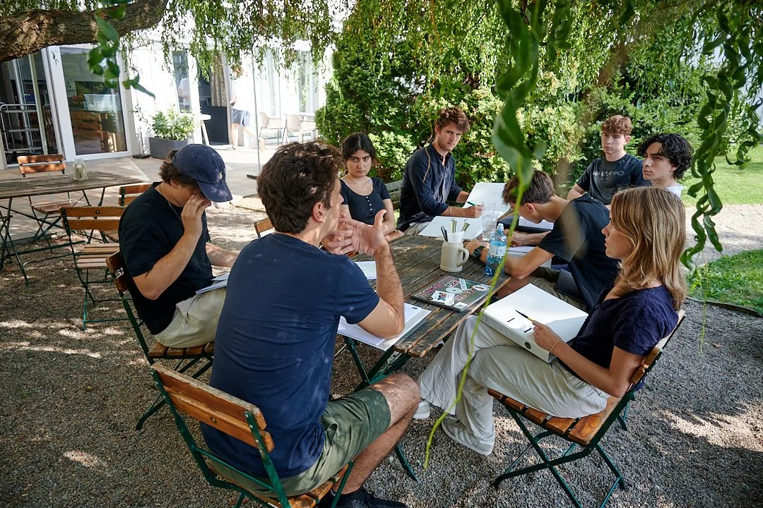Mentor:innen und Teilnehmende in einer Kleingruppen-Session im Freien