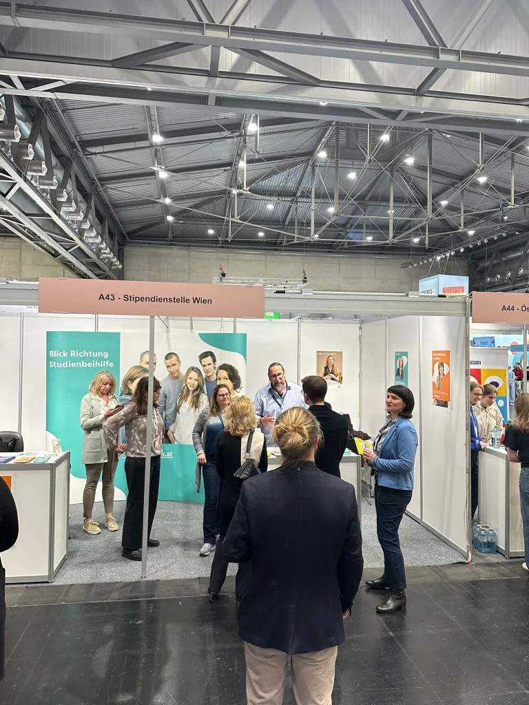 BeSt-Messe in der Messe Wien: Gespräche an den Informationsständen, im Bild u. a. Stipendienstelle Wien.